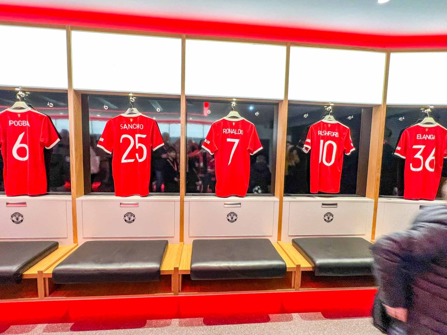 Tour del estadio del Manchester United, camisetas de los jugadores en el vestuario