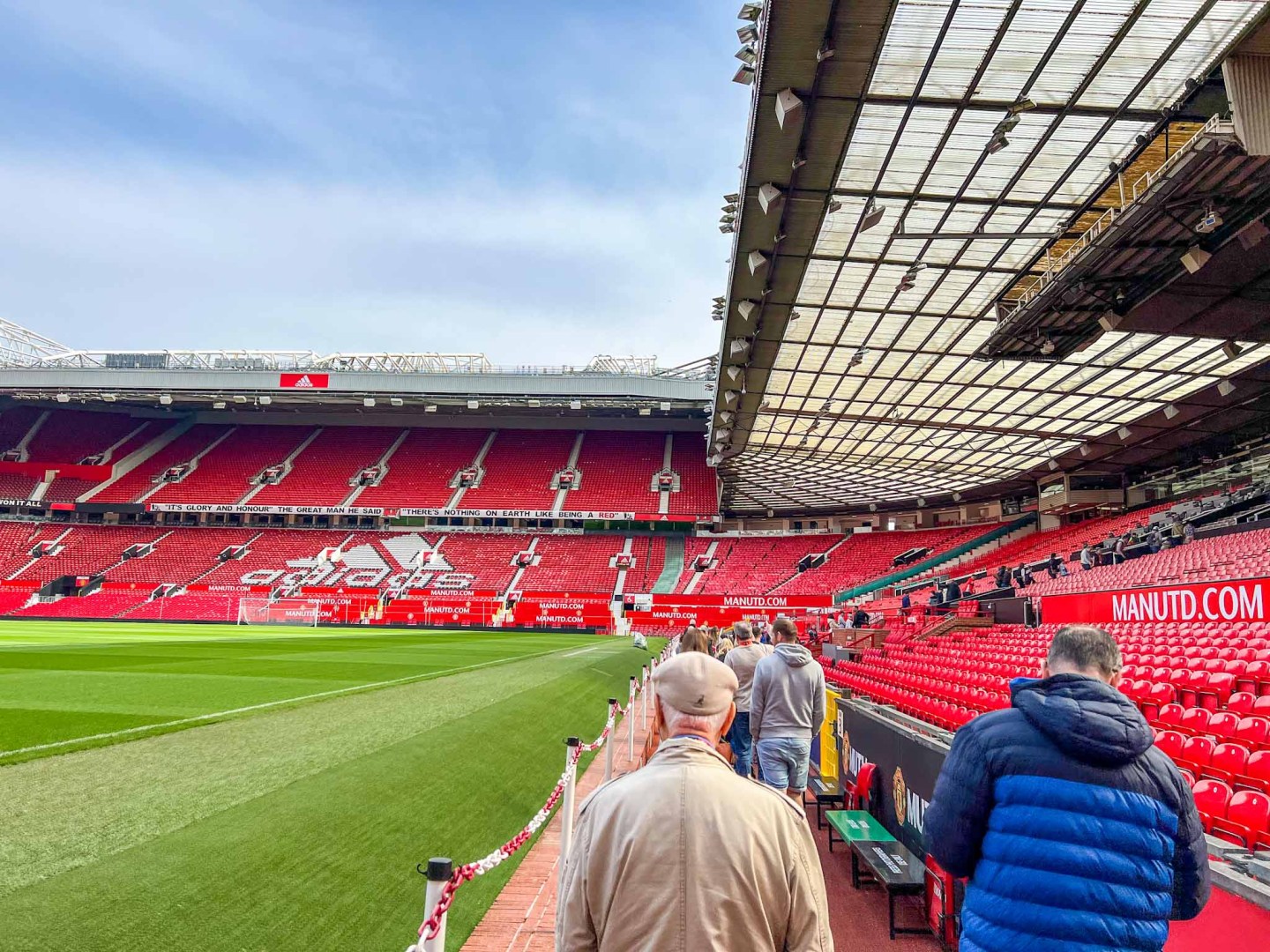 Tour del estadio del Manchester United, subiendo por el lado del campo en el tour