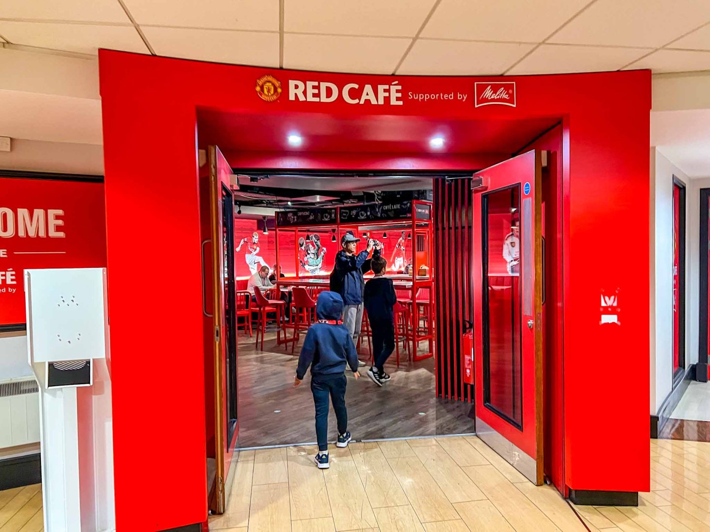Visita al estadio del Manchester United, entrada al Red Cafe