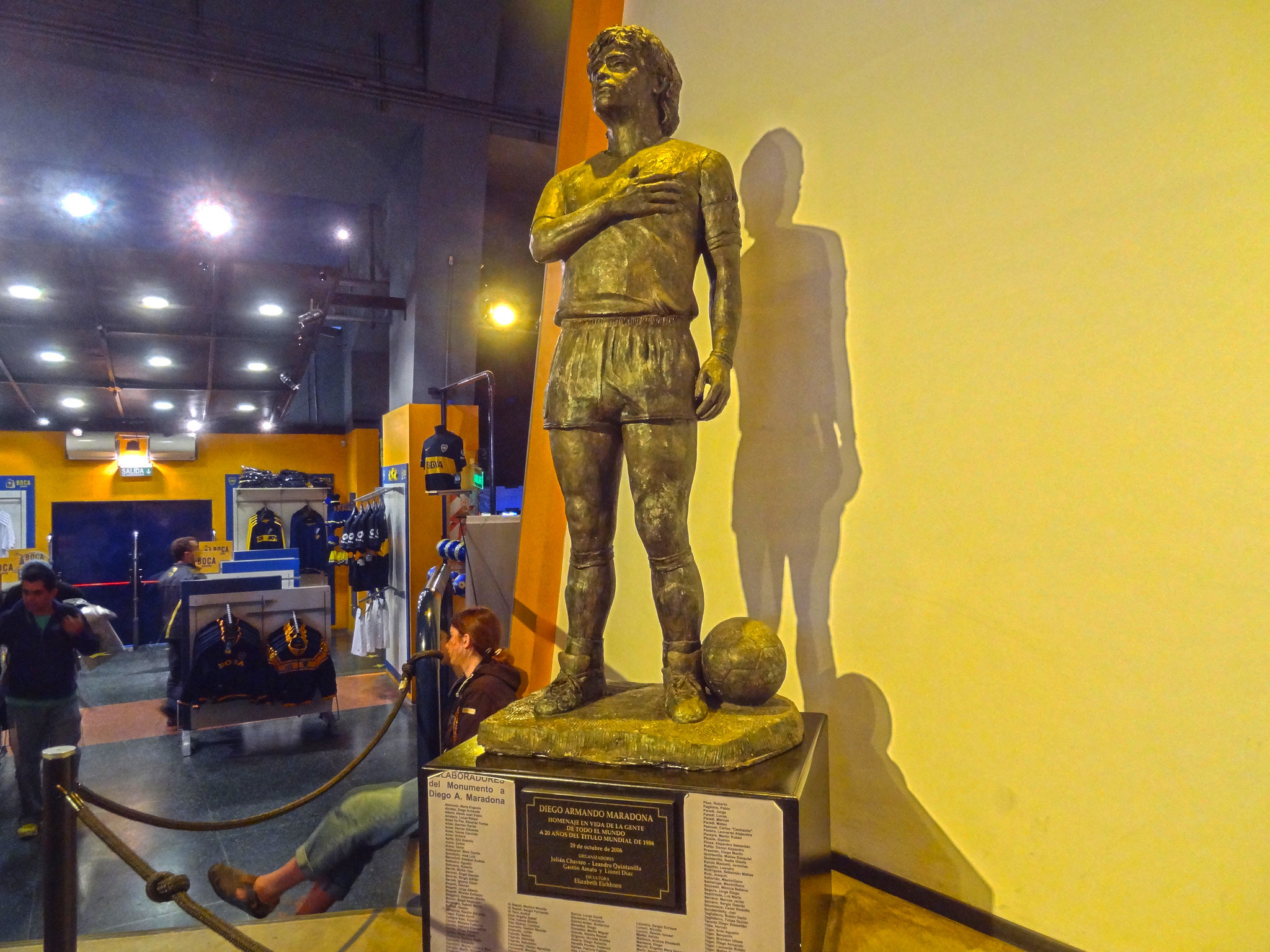estatua diego maradona