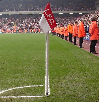 Bandera de esquina cuadrada en Anfield, hogar del Liverpool FC
